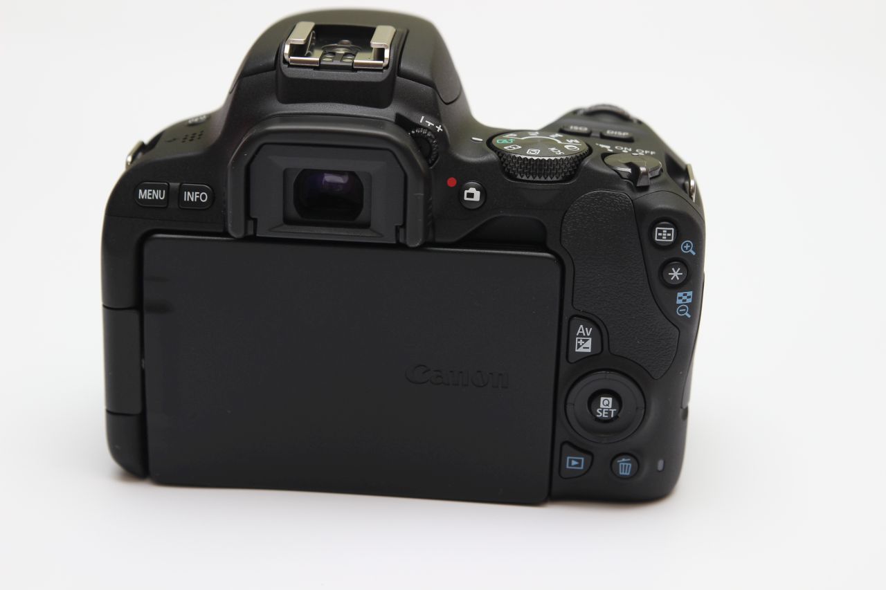 Обзор фотоаппарата Canon EOS 200D: хорош, но не идеален